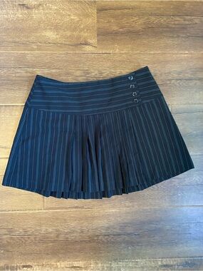 Classic Pleated Pinstripe Mini Skirt - Black